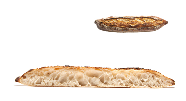 Extra raised 久发长面包发酵时间长达20小时，酵母用量非常少，小麦的本味更加突出。