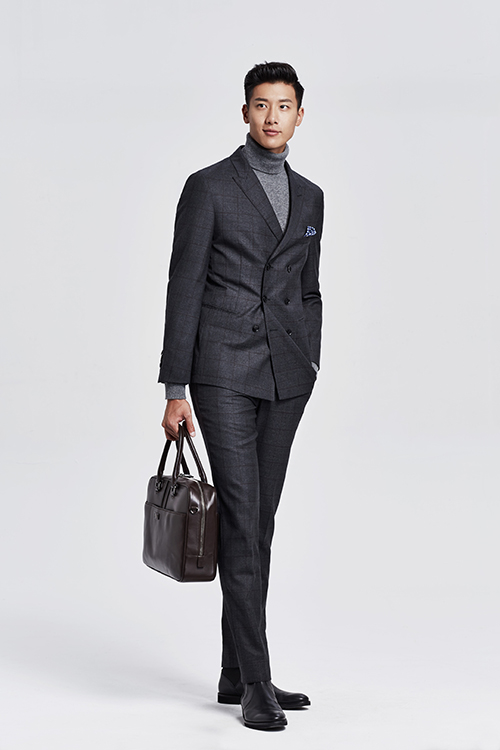 高领毛衣与西装的组合颇为优雅.