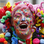 德国多地狂欢节盛大开幕 民众浓妆艳抹扮小丑 