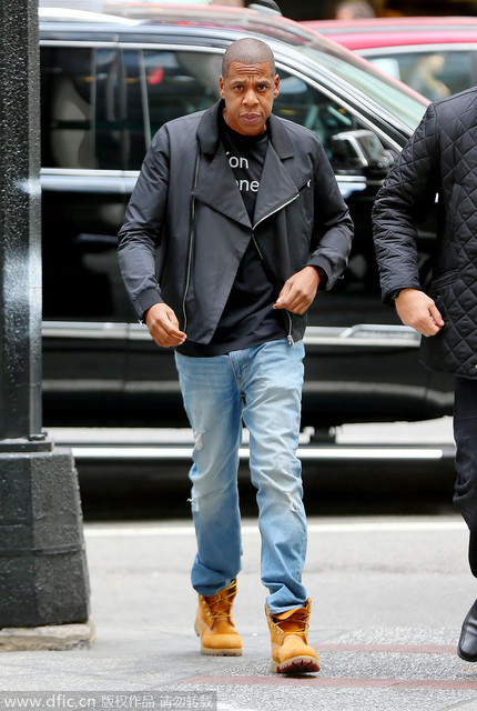2014年10月30日，Jay-Z现身街头。非皮质的机车外套紧跟这季的秋冬趋势，内搭标语T恤。Timberland经典大黄靴和重度水洗仔裤自然过渡。所以，在跟趋势的同时保证自身LOOK中有至少一件经典款是屡试不爽的黄金法则。