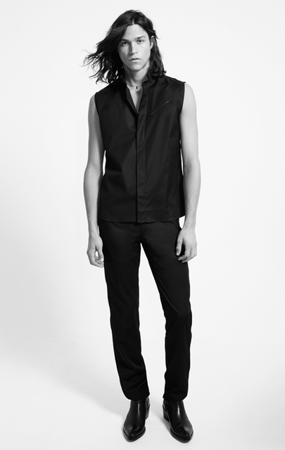 卡尔•拉格斐2015年春夏男装系列将精致的面料与运动装的风格结合起来，带来好莱坞黄金时代那种有着轻松感的优雅。黑色和藏蓝色融入到深色系的组合中，体现在精致的细节中，包括晚礼服，Polo衫和衬衫的对比剪裁。