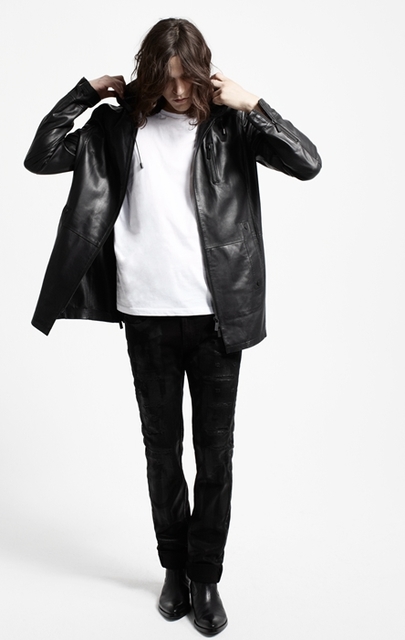 卡尔•拉格斐2015年春夏男装系列将精致的面料与运动装的风格结合起来，带来好莱坞黄金时代那种有着轻松感的优雅。黑色和藏蓝色融入到深色系的组合中，体现在精致的细节中，包括晚礼服，Polo衫和衬衫的对比剪裁。
