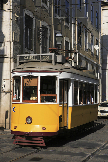 里斯本著名的黄色电车。