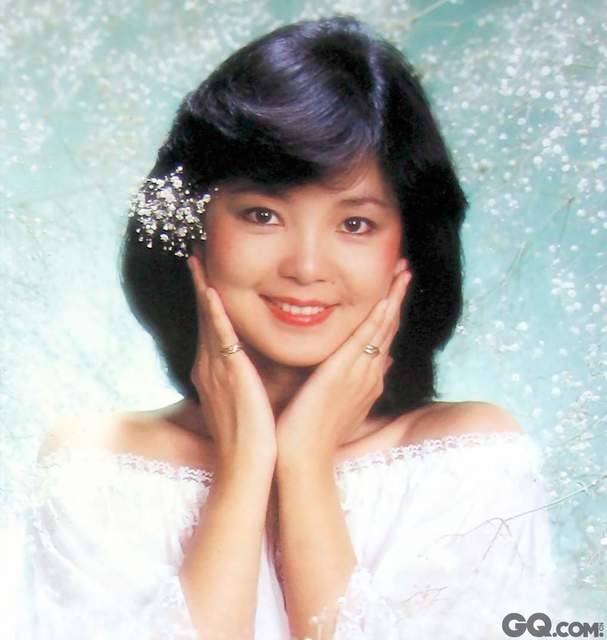 邓丽君的歌曲在华人社会广泛的知名度和经久不衰的传唱度为其赢得了“十亿个掌声”的美誉，被日本艺能界尊为“亚洲歌唱女王”。她的出现对华语乐坛尤其是大陆流行乐坛的启蒙与发展产生深远影响，时至今日，仍有无数歌手翻唱她的经典歌曲向其致敬，被誉为华语流行乐坛永恒的文化符号。