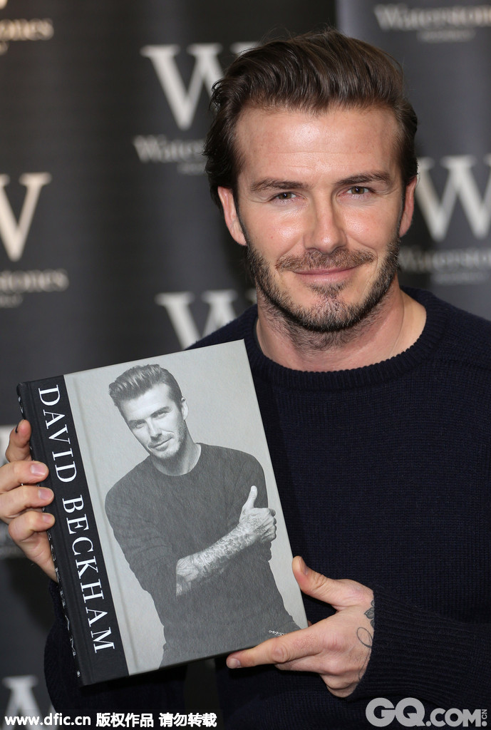 当地时间2013年12月19日，英国伦敦，贝克汉姆为新书《大卫-贝克汉姆》举行签售活动，再现迷人微笑。   