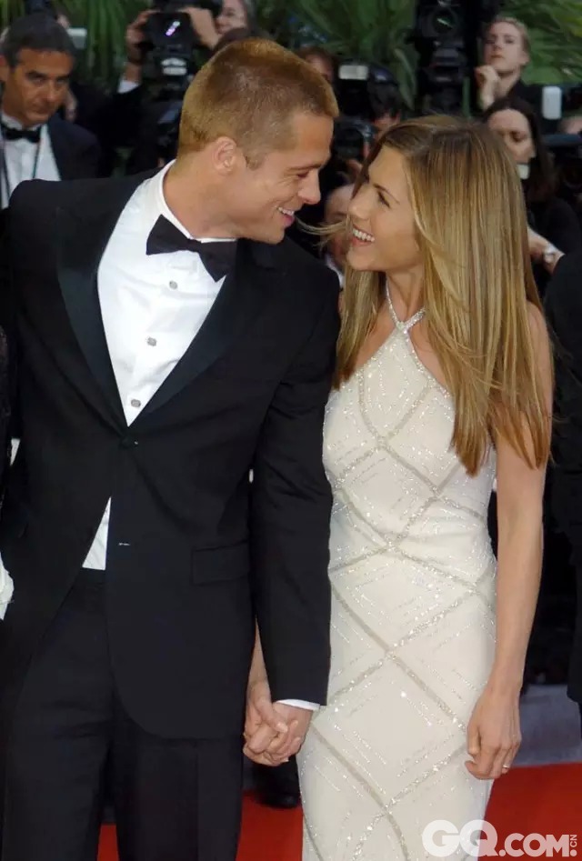 而在4年前2004年的戛纳红毯上，曾经的爱人布拉德·皮特（Brad Pitt）和 詹妮弗·安妮斯顿（Jennifer Aniston）共同携手出席《特洛伊》的发布会。如今看着他们幸福对笑的瞬间，彷佛感受到即些Couple已经成为往事，但其中的Love Story却永远留在了人们心中。
