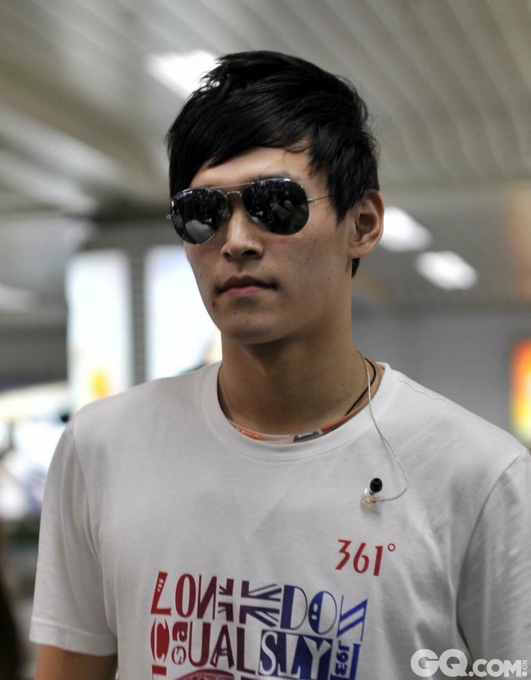 2012年8月28日，孙杨携乘飞机回杭州，墨镜遮面酷劲十足。
