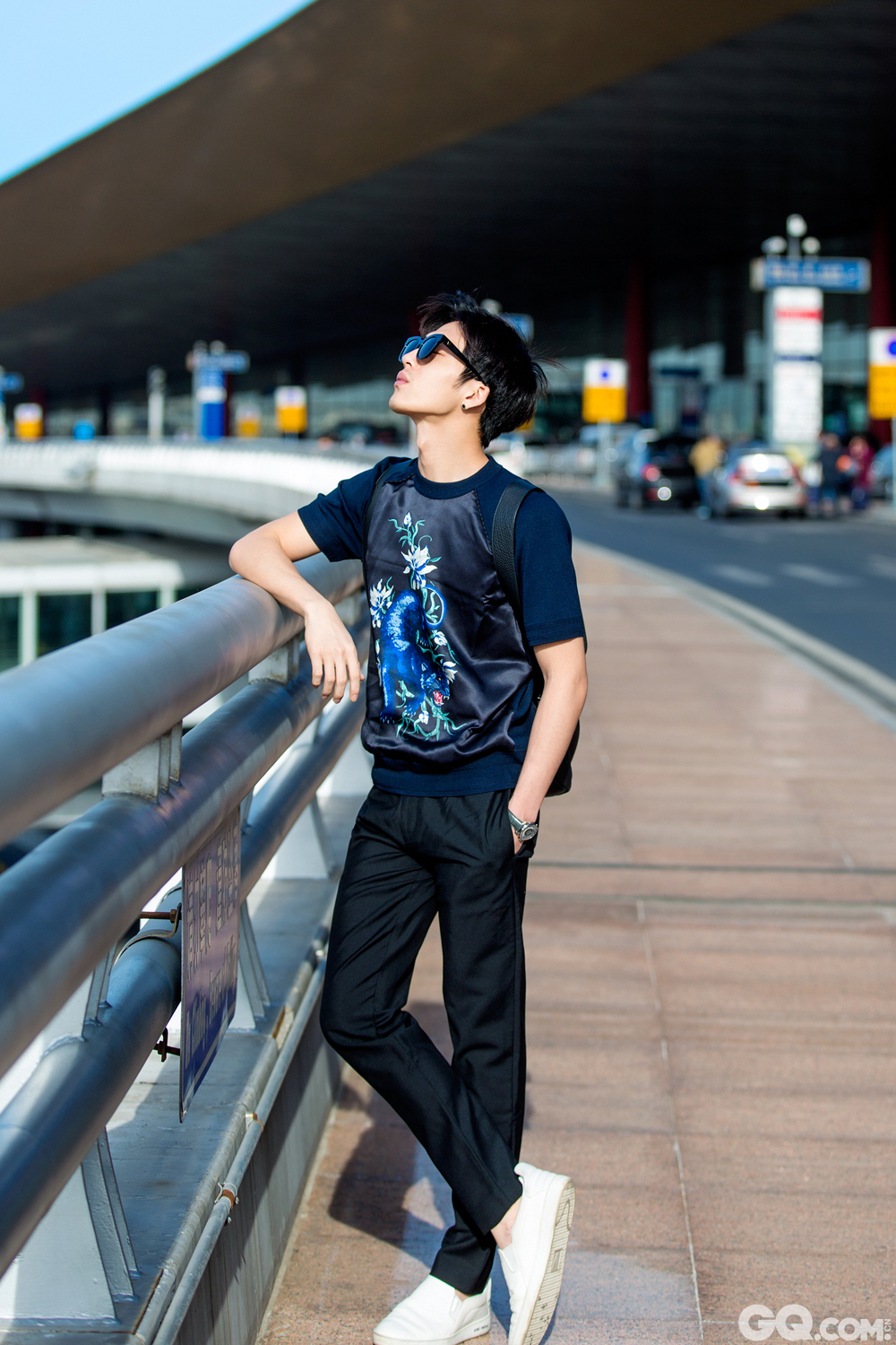 井柏然黑超现身机场 简约时尚诱惑力十足_人物_手机版gq男士网