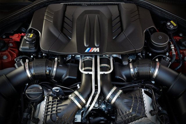 外观方面，新款M6的前大灯采用了全新的造型，同时灯组内部的设计也发生了改变。灯组的变化让新车的前脸看起来更加的动感。另外新车还将提供名为Jatoba的金属漆和Merino Aragon的内饰皮质材料供消费者进行选装。动力方面，宝马M6依然搭载4.4L V8双涡轮增压发动机，其最大功率560马力，最大扭矩680N·m。与发动机匹配的是依然是7速双离合变速箱。新款M6还提供竞技包供消费者选择，配备竞技包的车型最大功率将提升至575马力。竞技包还将包括一套更加运动的排气系统、悬架系统以及一套全新式样的20英寸合金轮圈。新车还将配备经过升级的ConnectedDrive系统、抬头显示系统，同时宝马还将为M6车主提供宝马M Laptimer圈速统计App和GoPro App。