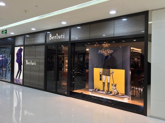 自2013 年起，Berluti 积极拓展其品牌分布，继在巴黎、伦敦、上海、东京和纽约开设旗舰店之后，品牌还于近日开设了澳门新店。

法国老牌高级定制品牌Arnys 裁缝店的资深裁缝大师为品牌推出“Grande Mesure” 全套量身定制服务，为尊贵的顾客提供从头到脚的定制服务。