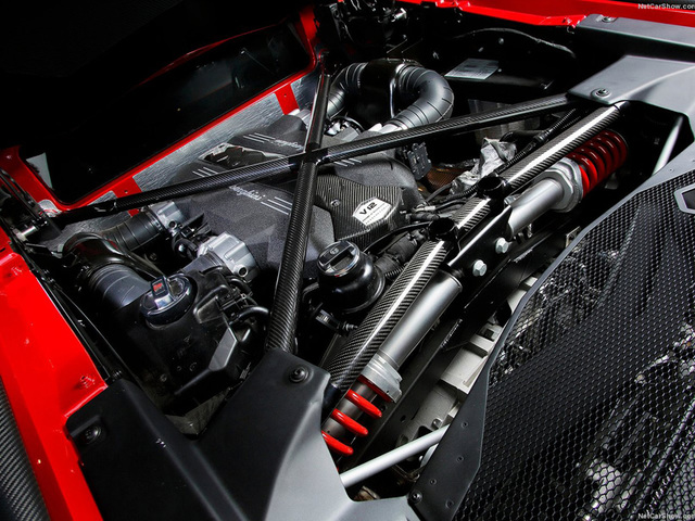 通过增强的轻量化工程，包括碳纤维的显着使用，Aventador SuperVeloce的重量已进一步降低了50公斤，自然吸气V12发动机的功率提高到750马力。这一结果使得Aventador SuperVeloce拥有2,03公斤/马力的功率重量比：从静止加速到100公里/小时仅需2.8秒和，最高速度超过350公里/小时。