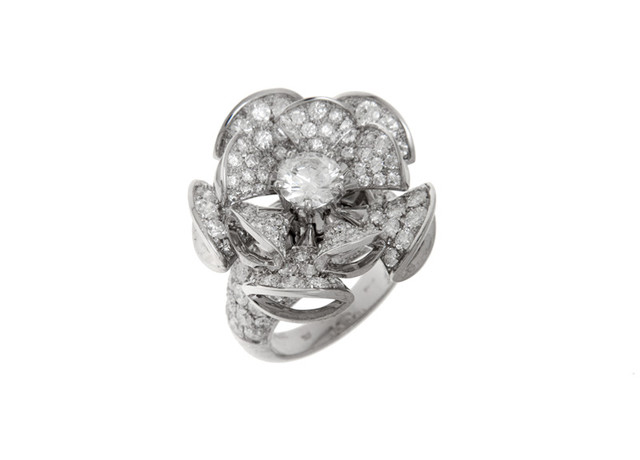 Naomi Watts佩戴：宝格丽Diva系列高级珠宝白金钻石戒指
18k白金，镶嵌1颗圆型明亮式切割钻石及密镶钻石（SAP Code: 9708）
