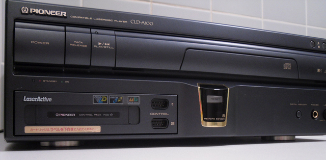 任天堂是游戏机卡带媒介时代的开创者，但是由于存储容量和成本问题，在上世纪80年代镭射光盘开始流行。所以在1993年先锋推出了光盘游戏机LaserActive，而且可以兼容世嘉创世纪和PC的模块，每个模块的价格为600美元，但是由于价格高昂，销量非常惨淡。
