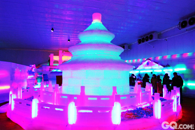 河北省邯郸市永年县广府古城景区冰雕艺术馆内，游客欣赏中国特色的冰雕艺术。   
