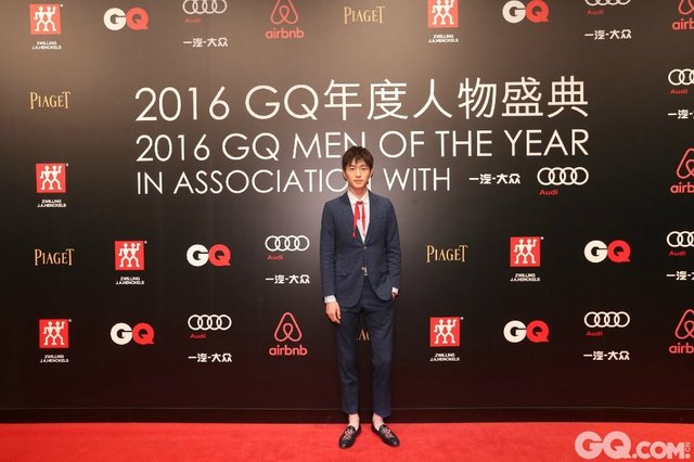 金大川身着Gucci西服套装与鞋履走上2016GQ年度人物盛典红毯。
