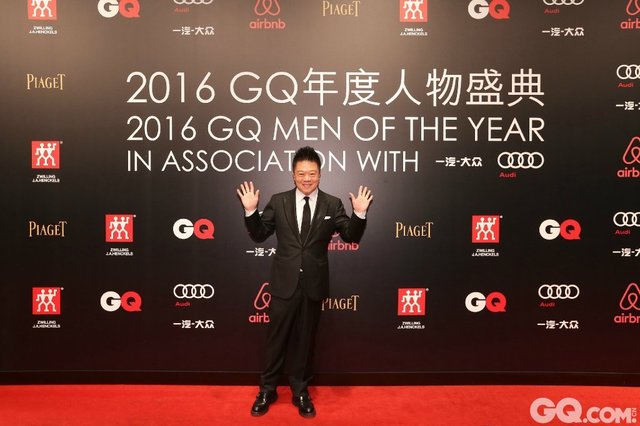 马东身着suitsupply礼服出席2016GQ年度人物盛典。