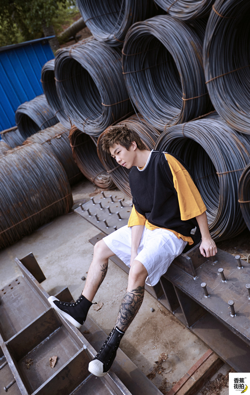 实力唱将白举纲轻松驾驭创意穿搭,时髦指数飙升|香蕉街拍