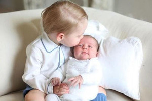 凯特王妃镜头下的乔治王子抱妹萌照
