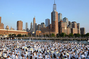 纽约举办“白色晚宴”活动 满城尽是纯白世界