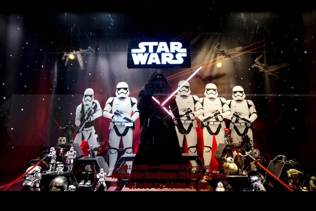 《星球大战:原力觉醒》即将在圣诞前后上映,电影里的角色们也在橱窗里