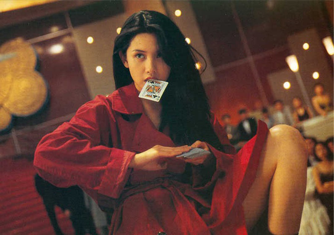 90年代的香港电影似乎对大红色情有独钟,《赌神》里面邱淑贞oversized
