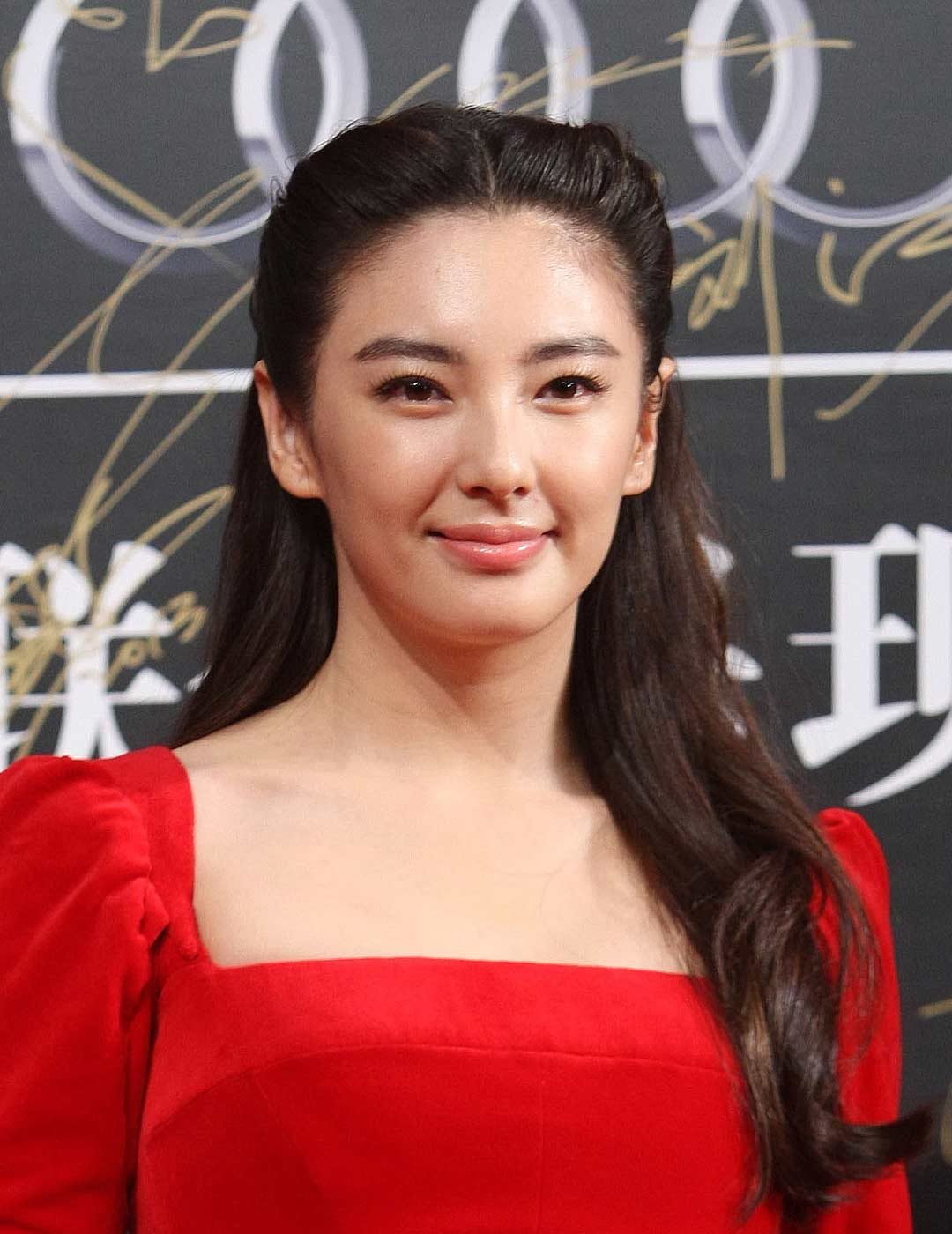 眉尾不要上翘,眉头不要太清浅,填满眉毛空隙.