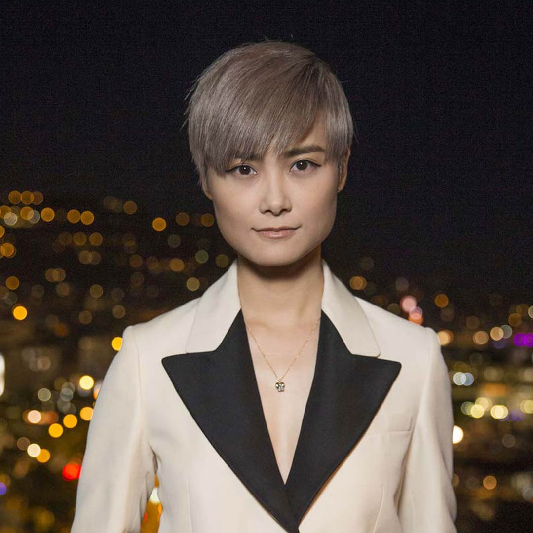 因为李宇春是方脸,所以圆润干净的发型可以让她的脸部线条显得更柔和