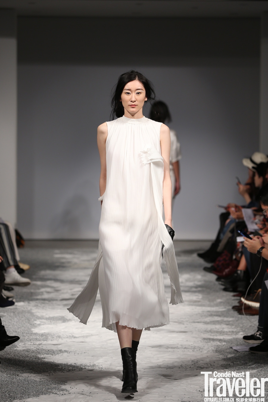 在2018春夏上海时装周看一场静谧的秀——“MOON LIGHT”康泰纳仕时尚设计培训中心新锐设计师时装发布会