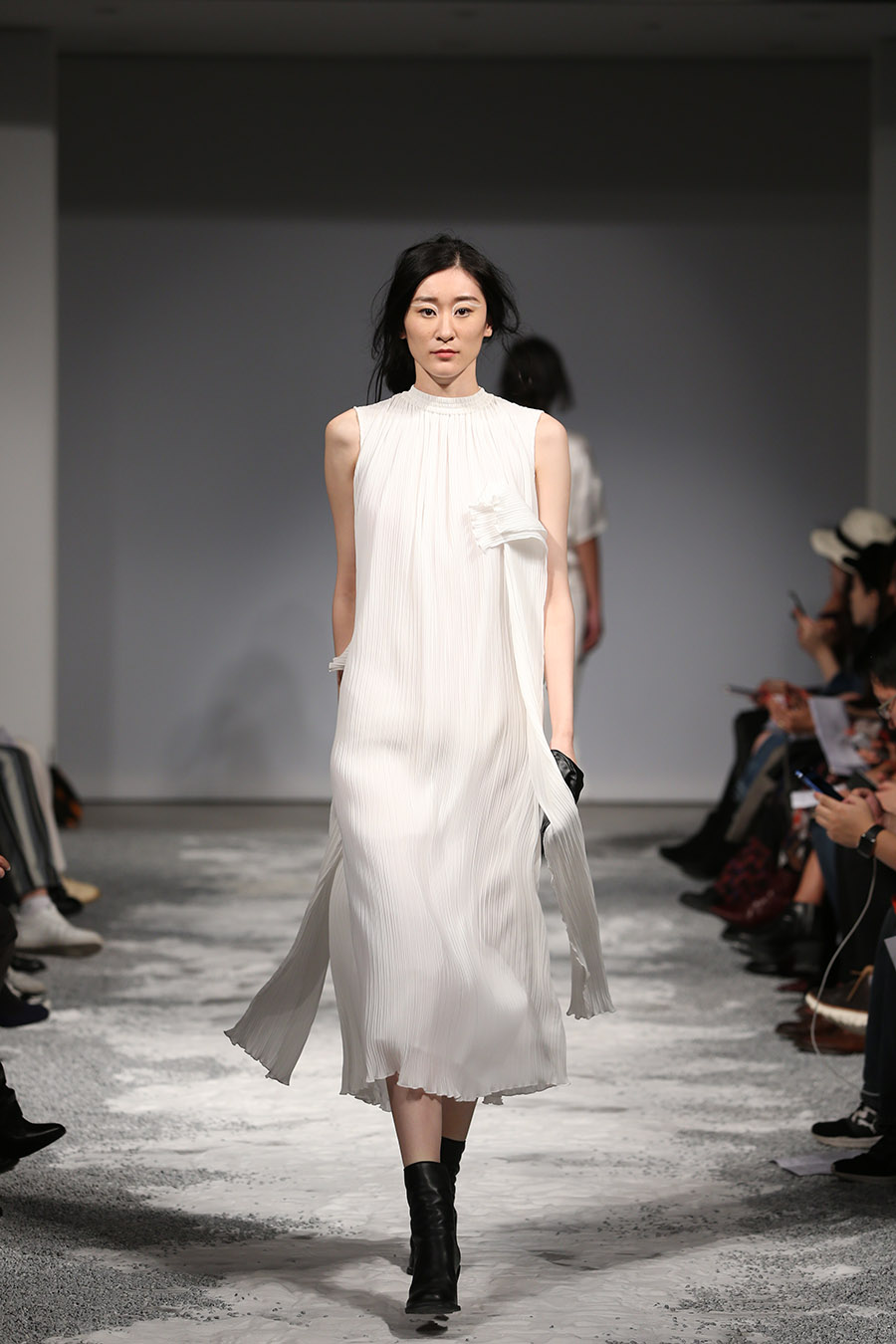 在2018春夏上海时装周看一场静谧的秀——“MOON LIGHT”康泰纳仕时尚设计培训中心新锐设计师时装发布会