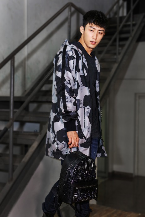 长腿黄景瑜身着mcm春夏系列率性出街