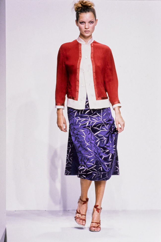 1997年春夏秀场上的kate moss,她穿着一条改良的旗袍半裙