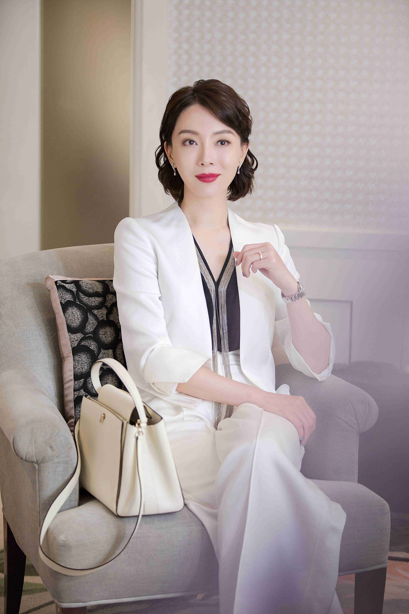 著名演员陈数携 valextra brera 系列手袋 演绎职场优雅知性风范