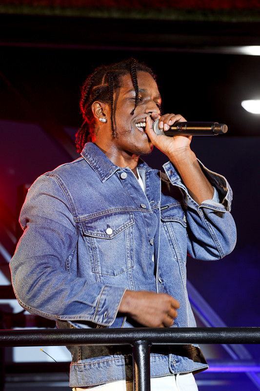 calvin klein 与 a$ap rocky在纽约带来惊喜表演庆祝 calvin klein