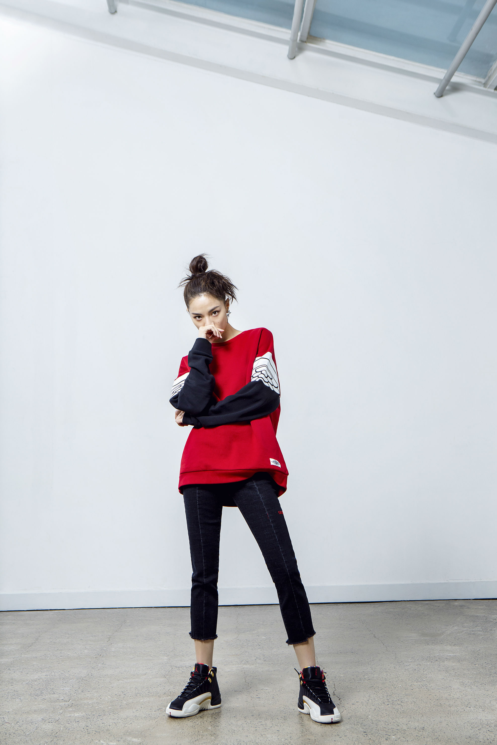 钟楚曦在影棚演绎 air jordan xii