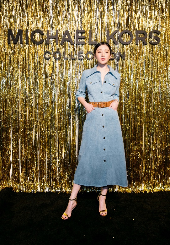 阚清子身着michael kors collection 2019春季系列蓝色麂皮风衣与棕色