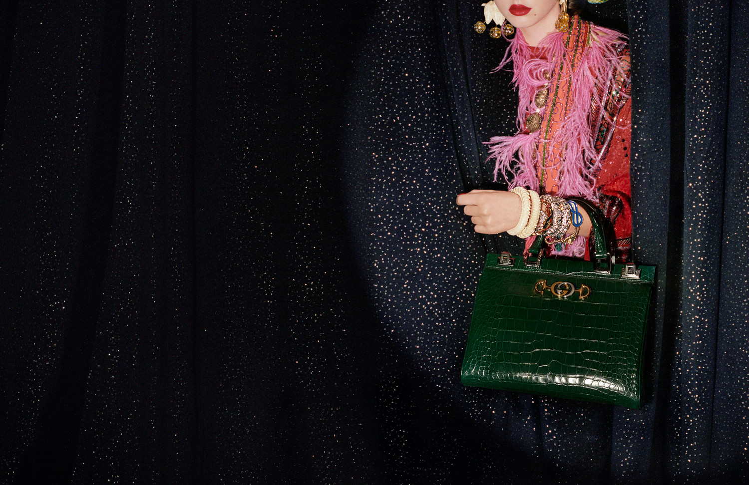 guccizumi系列手袋古驰的多元当代美学