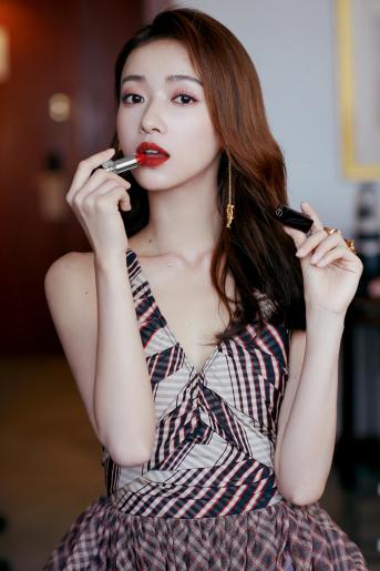 让女明星们爱不释手的传奇红唇 ——dior迪奥烈艳蓝金唇膏999家族