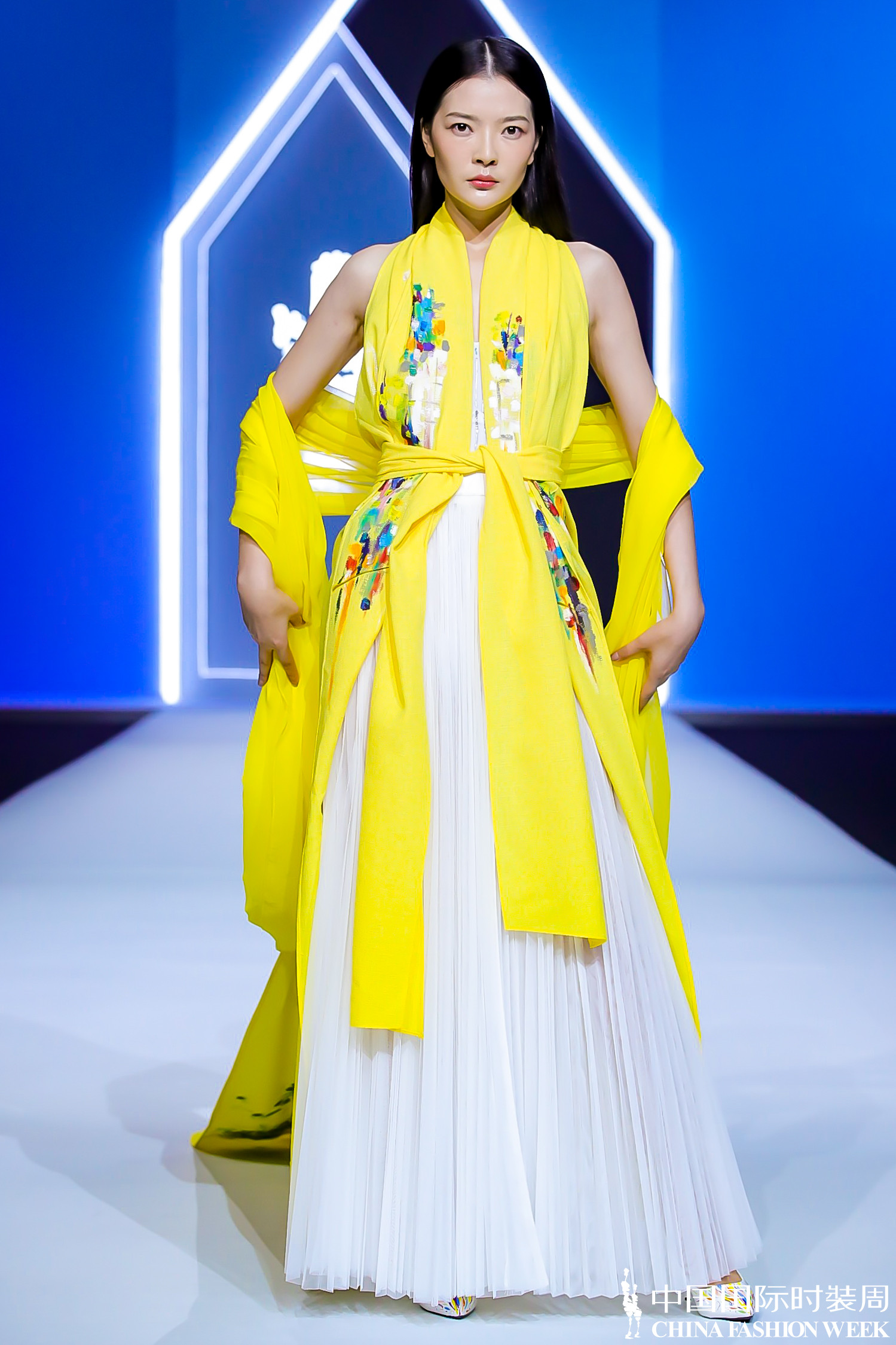 尚谷传祺·卢薪羽|繁华尽处展风雅,华裳一袭赋时尚_品牌新闻_潮流服饰