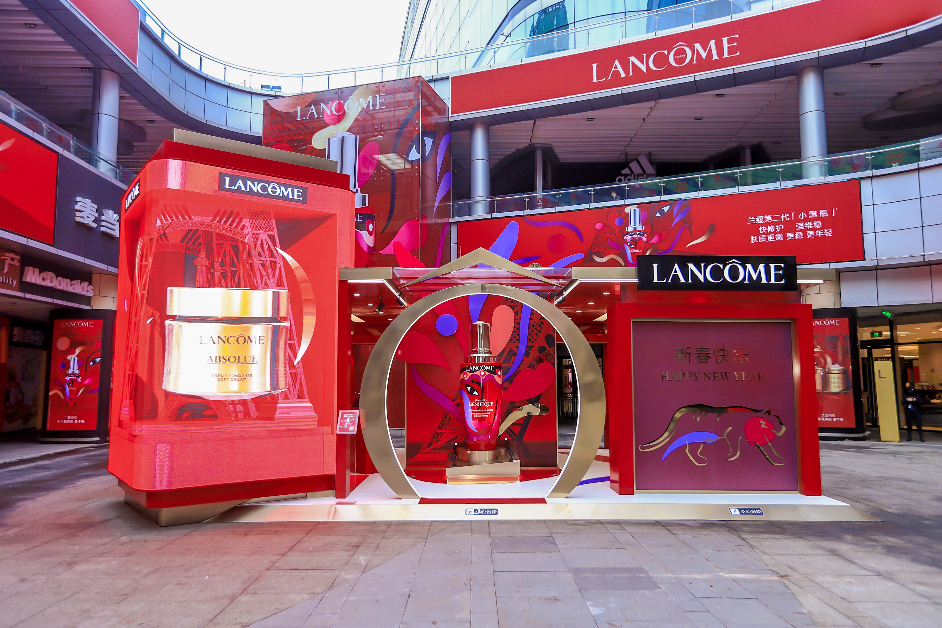 广场的外墙在此次新年快闪活动中,兰蔻以「小黑瓶」新春限定版为灵感