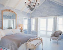 淡淡的蓝灰调，配色柔软的家纺用品，让人更容易安心入睡。