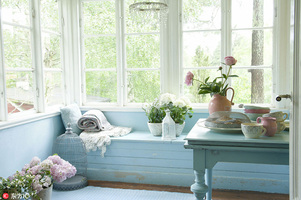 这套淡蓝色的家具搭配花艺，油画版的色调让人感觉心旷神怡。