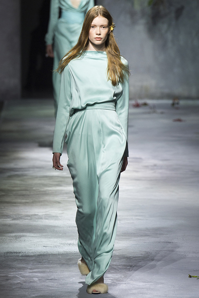 时装专栏 时装大片 品牌新闻 精彩专题 2015秋冬的t台上有大量的丝绸