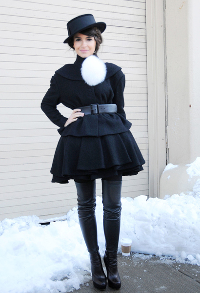 与气质的单品之一,不妨在腰部添加一条宽腰带,让上下身比例更加完美