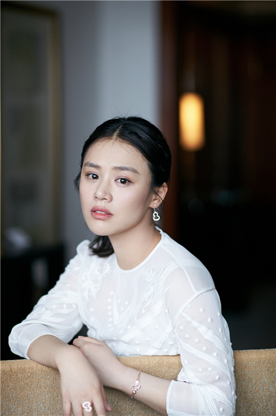 马思纯佩戴qeelin珠宝亮相杜莎夫人蜡像馆_品牌新闻_潮流服饰频道