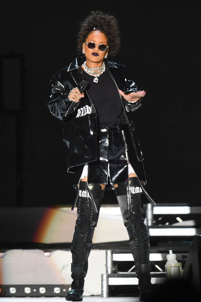 称霸舞台35个rihanna用台上造型惊艳全场的时刻