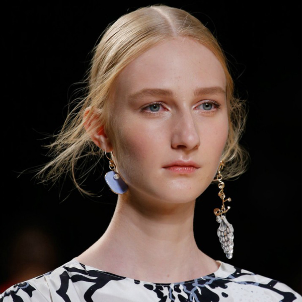 十个t台细节图掌握15春夏珠宝流行趋势